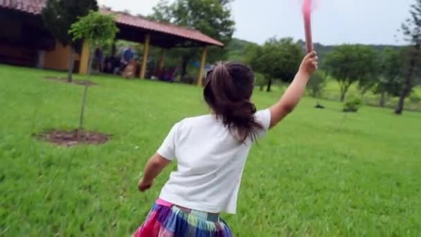 Niña Sosteniendo Humo Bomba Fuegos Artificiales Corriendo Fuera — Vídeo de stock