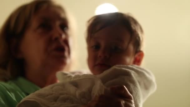 Бабушка Сушит Младенца Младенца Завернутого Полотенце После Ванны — стоковое видео