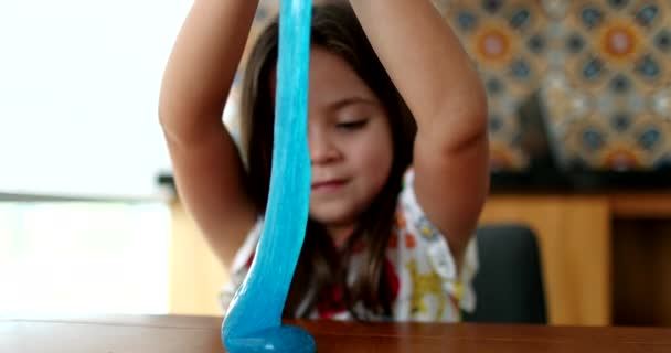 Kind Spelen Met Slijmerige Plasticine Creatief Meisje Met Blauw Slijm — Stockvideo