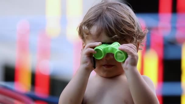Cute Little Boy Patrząc Przez Obiekt Zabawki Lornetki — Wideo stockowe