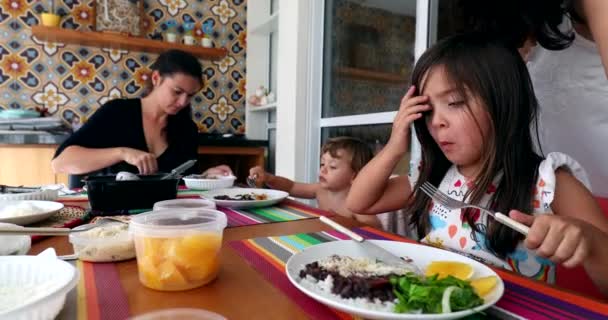 Family Eating Lunch Real Life Family Woman Toddler Little Girl — Stockvideo