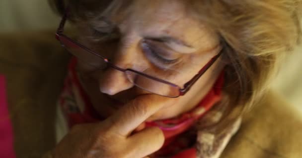 Красивый Черно Белый Портрет Пожилой Женщины Надевающей Очки Чтения Глядя — стоковое видео