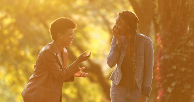 Sokağın ortasında gün ışığıyla konuşan iki kadın.