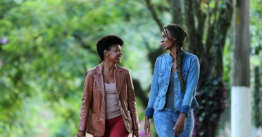 Samimi Afrikalı kadınlar dışarıda fikir alışverişinde bulunuyor. 