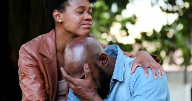 Üzgün adam ve kadın teselli partneri