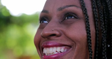 Kendinden emin gülümseyen Afrikalı siyahi kadın yüz portresi.