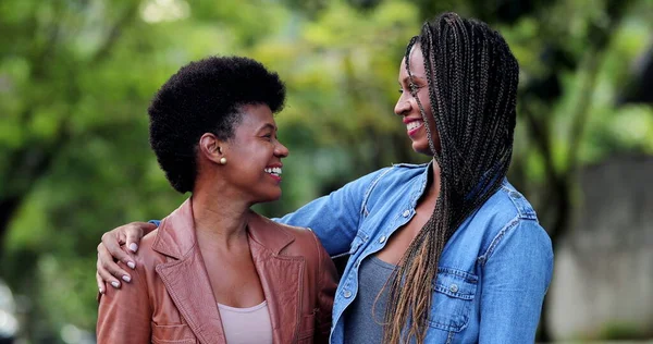 Dvě Šťastné Ženy Usmívají Smějí Africké Etnické Dívky Usmívají Společně — Stock fotografie