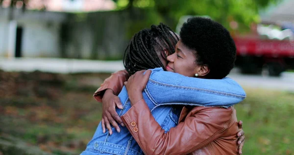 Dos Amigos Abrazos Empáticos Mujeres Africanas Abrazo Compasivo —  Fotos de Stock