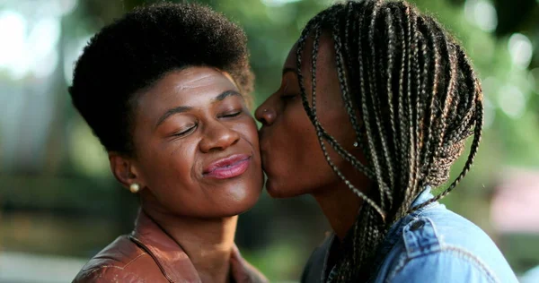 Twee Vrouwelijke Vrienden Afrikaanse Vrouwen Zoenen Vriend Wang — Stockfoto