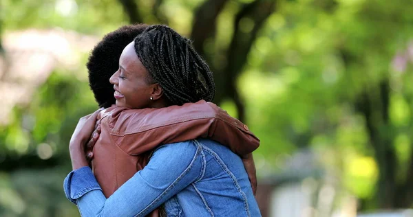 Δύο Καλύτερες Φίλες Συναντιούνται Αφρικάνες Αγκαλιάζονται Και Αγκαλιάζονται Έξω Στο — Φωτογραφία Αρχείου