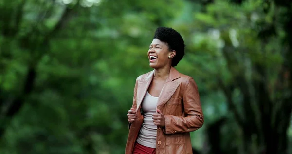 Mujer Riéndose Afuera Persona Africana Feliz Vida Real Risa Sonrisa — Foto de Stock