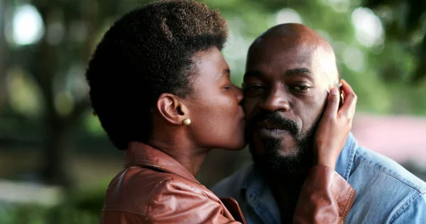 女人在外面亲吻男人 非洲夫妻在公园外面浪漫 — 图库照片