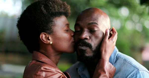 女人在外面亲吻男人 非洲夫妻在公园外面浪漫 — 图库照片