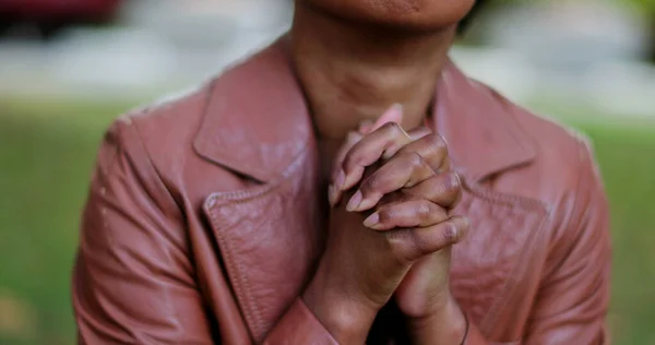 Elnyomott Afrikai Segítségért Imádkozott Szenvedő Fekete Lány Imádkozik — Stock Fotó