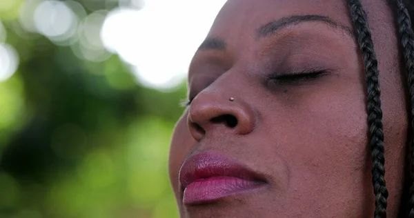 Медитативна Африканка Закриває Очі Роздуми Вулиці — стокове фото