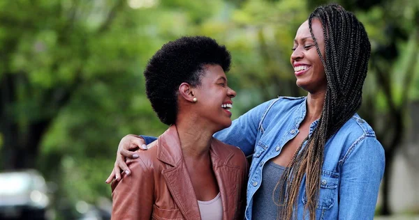 Dva Nejlepší Africké Přítelkyně Spolu Stojí Venku Ulici Dívá Kameru — Stock fotografie