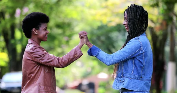 Dışarıda Ele Tutuşan Iki Afrikalı Kadın — Stok fotoğraf