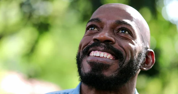 Χαμογελώντας Χαρούμενος Μαύρος Αφρικανός Κοιτάζει Ψηλά Στον Ουρανό — Φωτογραφία Αρχείου