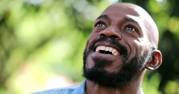 Sonriente Hombre Africano Negro Feliz Mirando Cielo —  Fotos de Stock