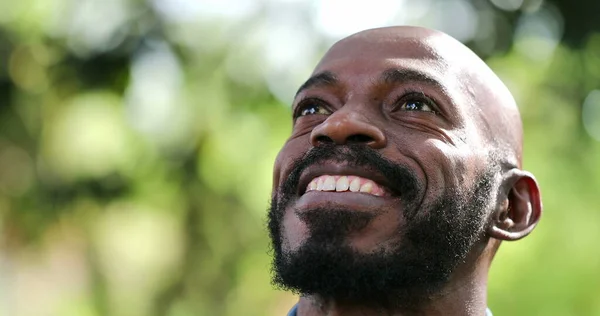 Hombre Africano Satisfecho Sonriendo Mirando Hacia Arriba Persona Negra Segura —  Fotos de Stock