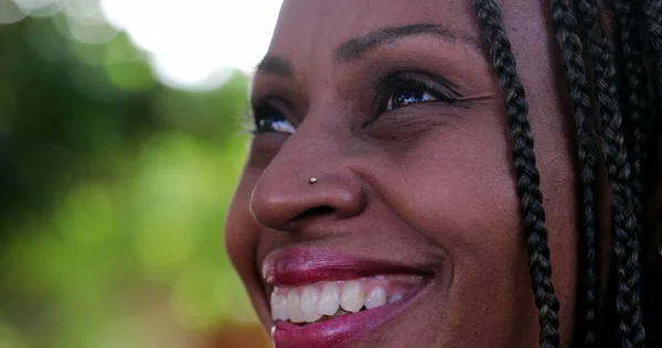 Positivo Confiante Sorrindo Africano Mulher Negra Close Rosto Retrato — Fotografia de Stock