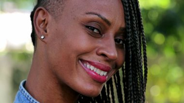 Korkuyla gülümseyen Afrikalı siyahi kadın