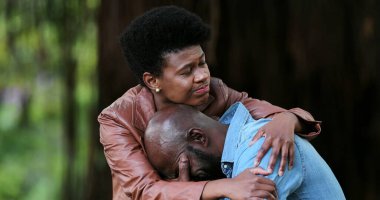 Siyah kadın teselli ediyor ağlayan bunalımlı adam