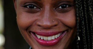 Afrikalı kadın gülümseyen makro yakın çekim yüzü