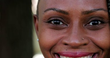 Afrikalı kadın gülümseyen makro yakın çekim yüzü