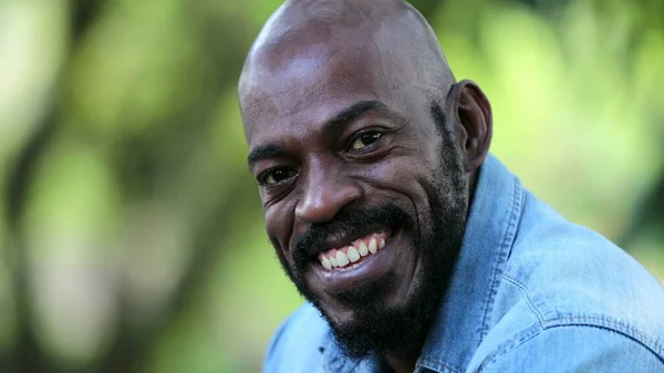 Αφρικανός Άνδρας Χαμογελά Πορτρέτο Έξω Στο Πάρκο — Φωτογραφία Αρχείου