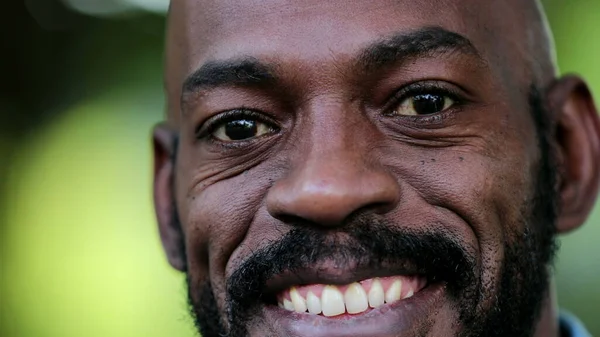 Afrikalı Adam Portresi Gülümsüyor Neşeli Siyah Kişi — Stok fotoğraf
