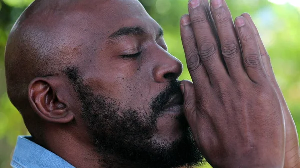 Hombre Africano Sintiéndose Agradecido Persona Orando Dios Sonriendo Mirando Cielo — Foto de Stock