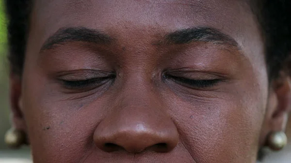 Africano Nero Donna Chiusura Occhi Meditazione Contemplazione — Foto Stock
