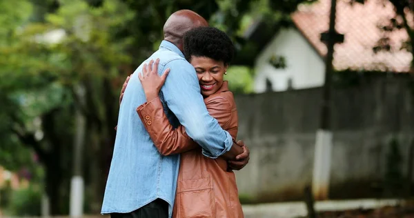 Siyah Çift Dışarıda Kucaklaşıyor Afrikalılar Sevgi Sarılma Gösteriyor — Stok fotoğraf