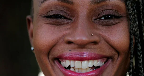 Afrikanerin Lächelt Makro Großaufnahme — Stockfoto