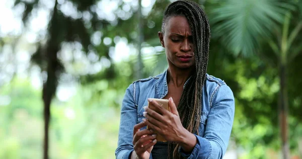 African Woman Reacting Shock Surprise Cellphone Message — Stock Photo, Image