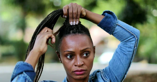 African Woman Adjusting Dread Hair — Stock Photo, Image