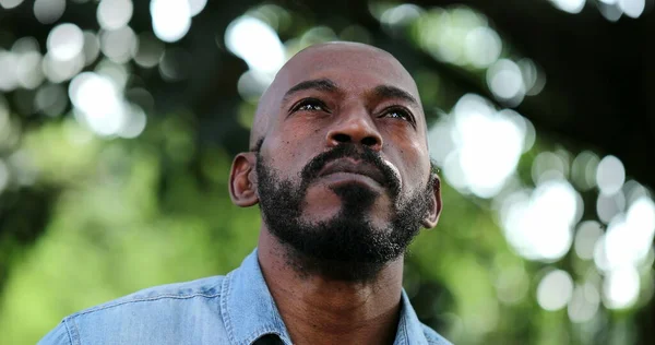 Africano Respirando Hondo Abriendo Los Ojos Sonriendo Sintiéndose Libre — Foto de Stock