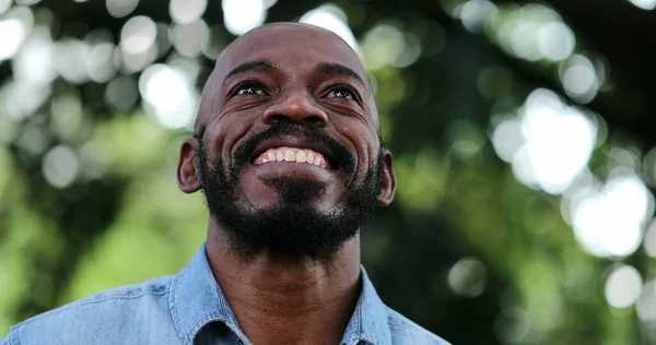 Africano Respirando Hondo Abriendo Los Ojos Sonriendo Sintiéndose Libre —  Fotos de Stock