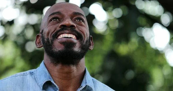 Αφρικανός Παίρνει Μια Βαθιά Ανάσα Και Ανοίγει Μάτια Χαμογελώντας Νιώθοντας — Φωτογραφία Αρχείου