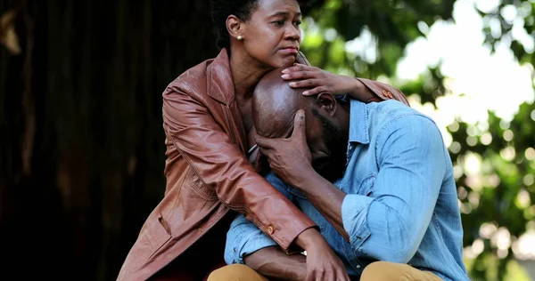 Пара Сочувствия Африканская Женщина Утешает Страждущего Депрессивного Мужчину — стоковое фото