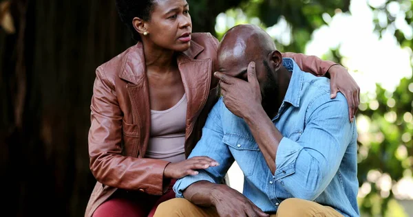 Pár Empatie Africká Žena Utěšuje Utrpení Depresivní Muž — Stock fotografie