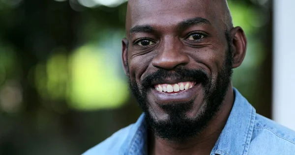 Αυτοπεποίθηση Μαύρος Αφρικανός Χαμογελά Πορτρέτο — Φωτογραφία Αρχείου