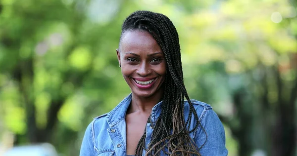 Selbstbewusstes Afrikanisches Frauenporträt Gesicht Lächelt Draußen — Stockfoto