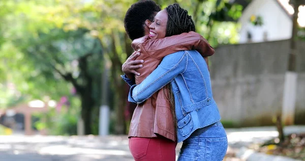 Duas Mulheres Sinceras Abraçam Meninas Africanas Abraço Amor — Fotografia de Stock