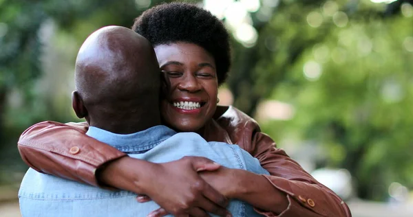 Černá Žena Utíká Objímá Muže Africký Pár Objetí Objetí — Stock fotografie