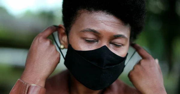 Mujer Negra Quitándose Mascarilla Covid Sensación Alivio Fin Pandemia — Foto de Stock