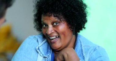 Kameraya poz veren sıradan Brezilyalı kadın, gerçek insanlar.