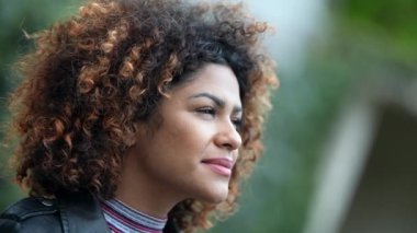 Kadın, meditasyon ve tefekkürde gözlerini açarak gökyüzüne umutla ve inançla bakar.