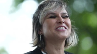 Otantik kadın gülüşü ve gülümsemesi